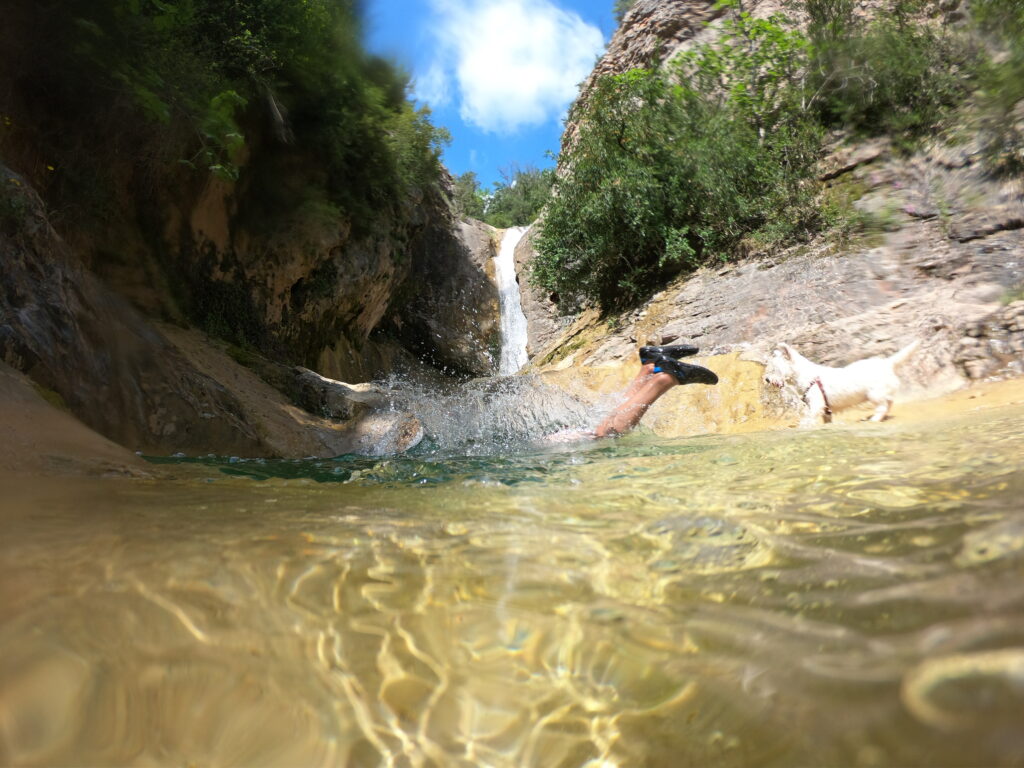 Salto a la poza de la cascada de Merea fotografiado con GoPro