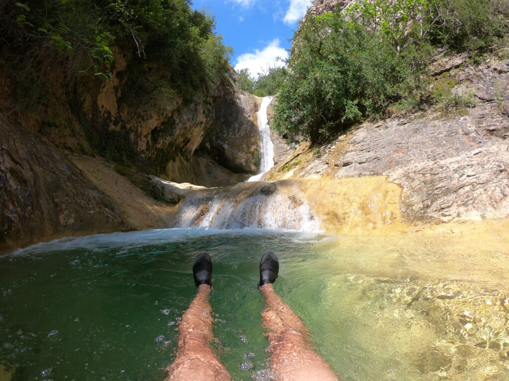Vista desde la poza de la cascada de Merea con escarpines en primer plano, fotografiada con GoPro