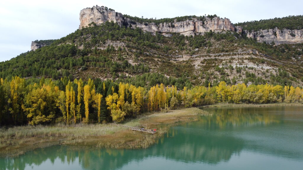 Vista aérea de la laguna de Uña con colores otoñales, Cuenca