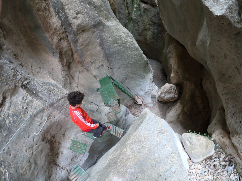 Niño bajando las escaleras metálicas del Barranco del Tranco, Teruel