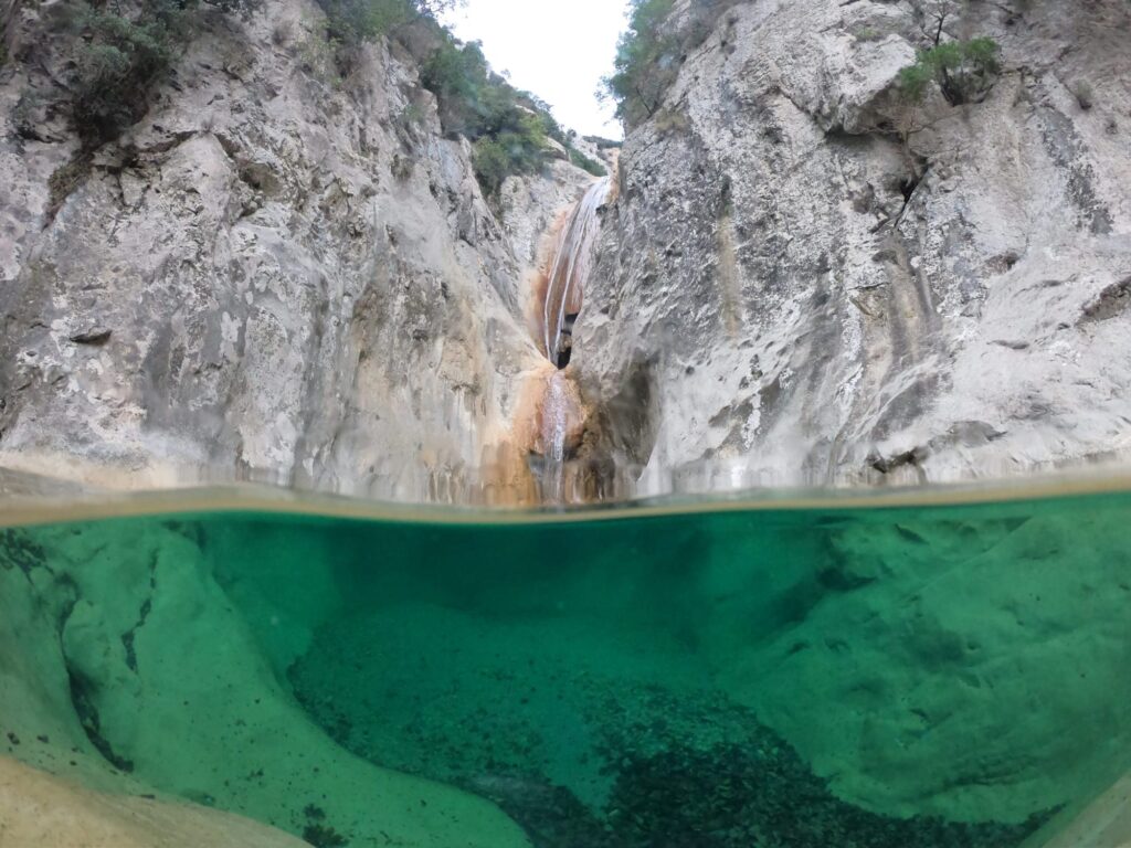 oto con dome mostrando la cascada mitad bajo el agua y mitad sobre la superficie