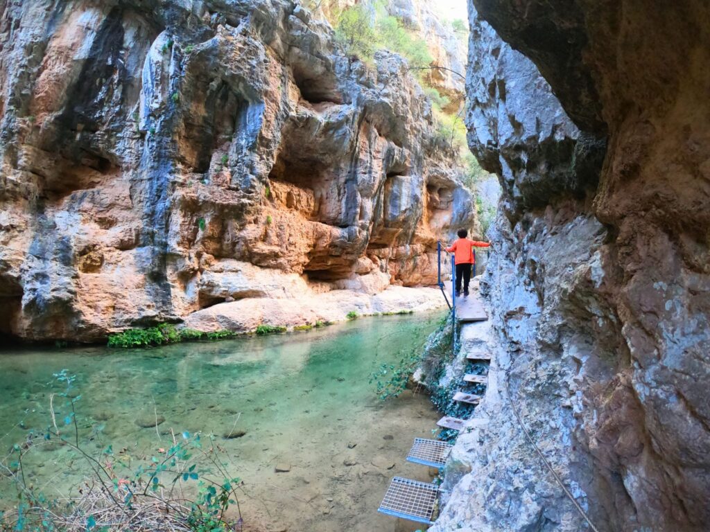 Pasarelas sobre el río Ebrón entre paredes de roca naranja, Teruel