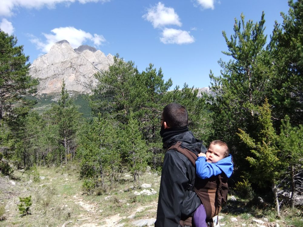 padre porteando bebe en la montaña del pedraforca, catalunya