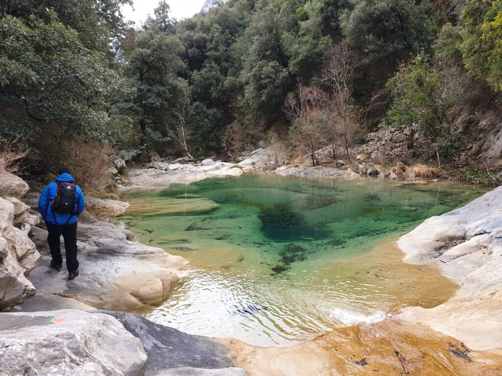 Poza de agua turquesa en ruta de senderismo en la naturaleza