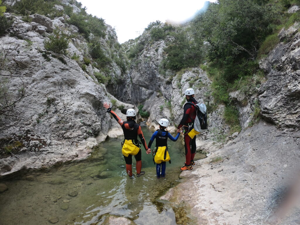Familia haciendo barranquismo en Bóixols, Pallars Jussà