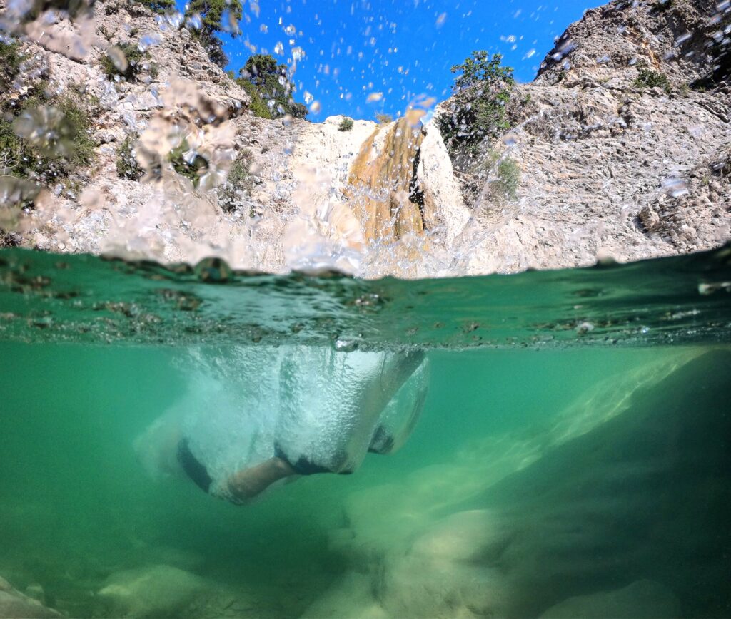 Poza turquesa bajo la cascada de Organyà vista desde el agua