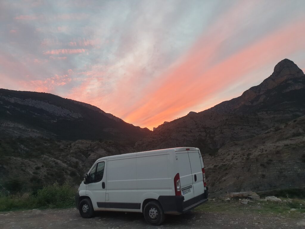 Furgo aparcada al atardecer en el parking de las cascadas de Organyà, Alt Urgell